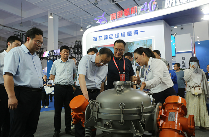 中原農谷第二屆振動機械產業博覽會盛大開幕，新鄉市長魏建平親臨高服展區指導工作